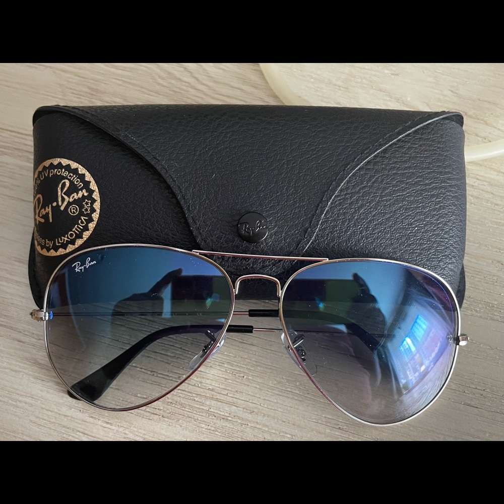 Ray-Ban aviator sunglasses. Silver wire. UNISEX